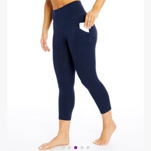 Mid-calf leggings with side pocket
